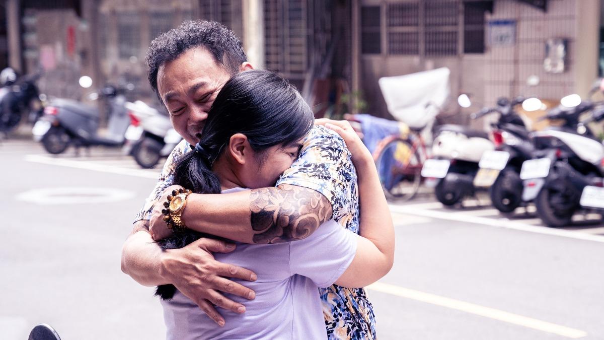 鄭志偉與早餐店的小幫手互動親密、眉來眼去。（圖／逆光電影提供）