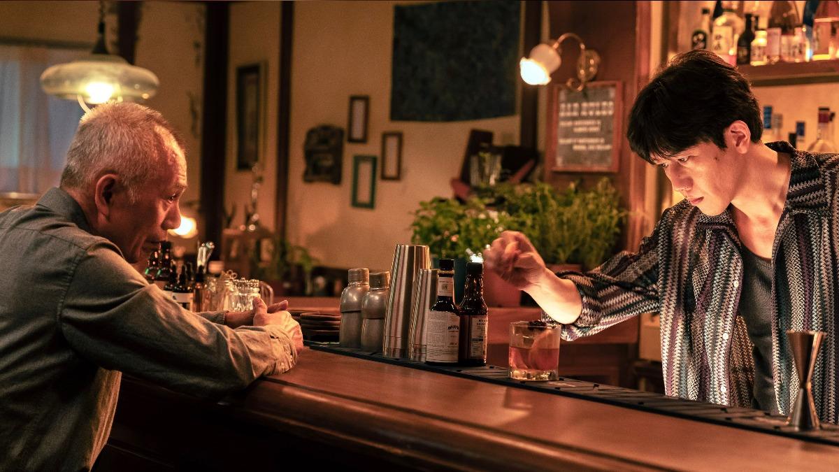 童毅軍(左)飾演莫子儀的父親,父子心結在最終章逐步揭曉。(圖/逆光電影提供)