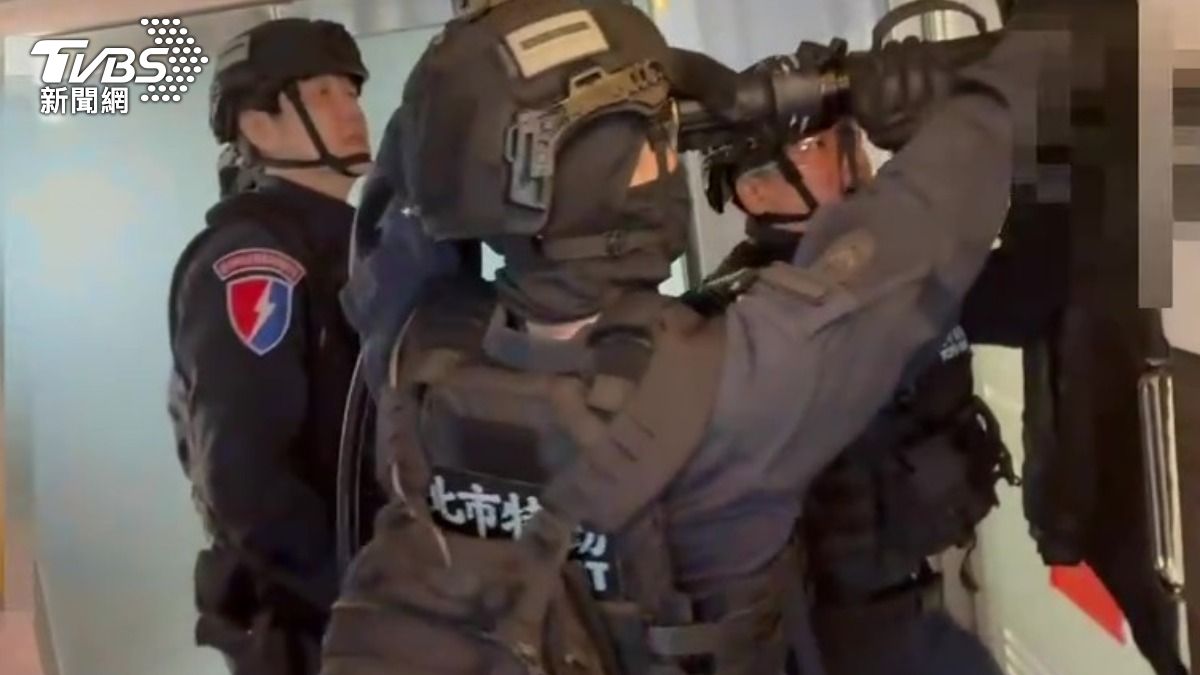 警方破門攻堅。(圖/TVBS)