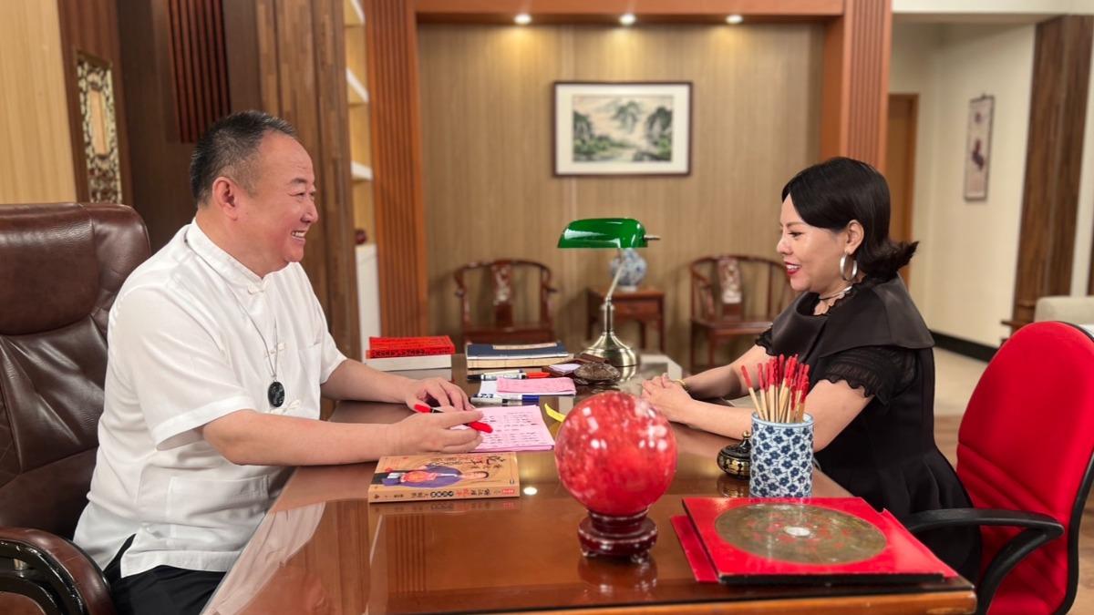 錦雯親自教謝沅瑾(左)演戲。(圖/民視提供)