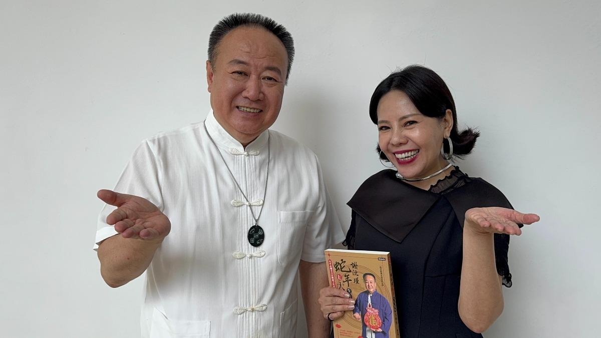 謝沅瑾(左)、錦雯搭檔主持風水節目多年。(圖/民視提供)