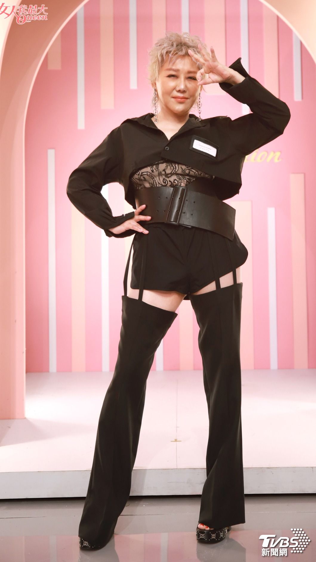 藍心湄前年評論金曲紅毯的穿搭,在腰間藏蕾絲小心機。(圖/TVBS)