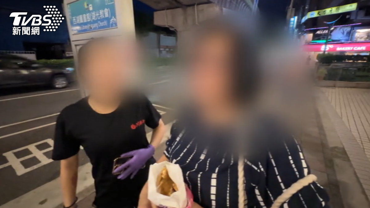 直擊抓賊！婦偷iPhone　裝傻啃雞排遭包圍