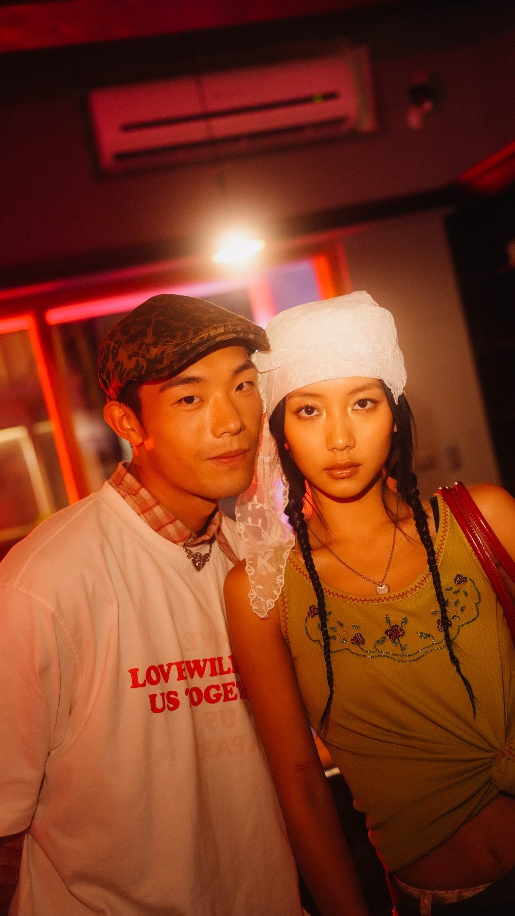 牧森(左)、Marf在MV中飾演情侶。(圖/周子娛樂提供)