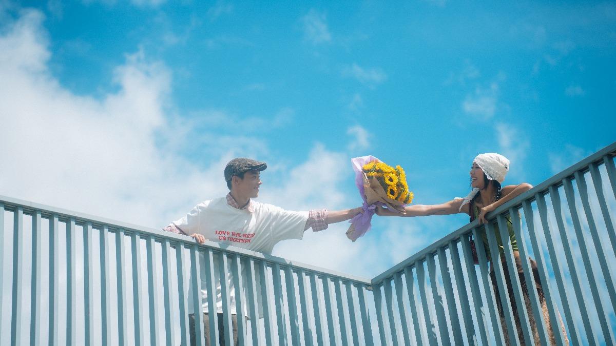 牧森（左）開心能與香港團隊合作。（圖／周子娛樂提供）