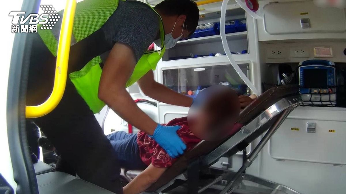 救難人員經家屬同意,先將婦人送醫。(圖/TVBS)