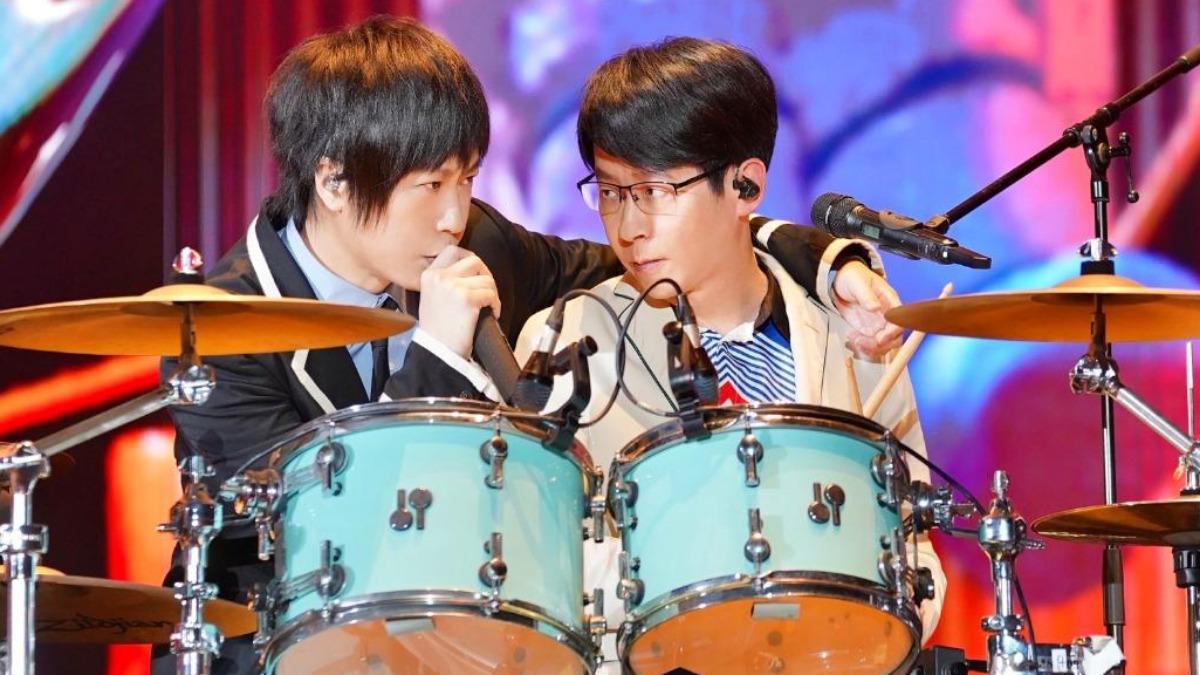 阿信和冠佑都相當照顧小玫瑰。(圖/相信音樂提供)