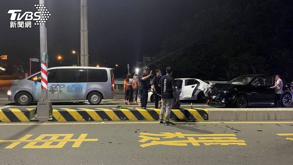 桃園市大園區昨晚在路口發生三車追撞事件。(圖/TVBS)