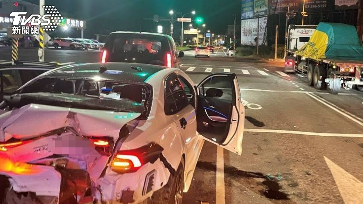 被追撞的白色轎車車損嚴重。(圖/TVBS)