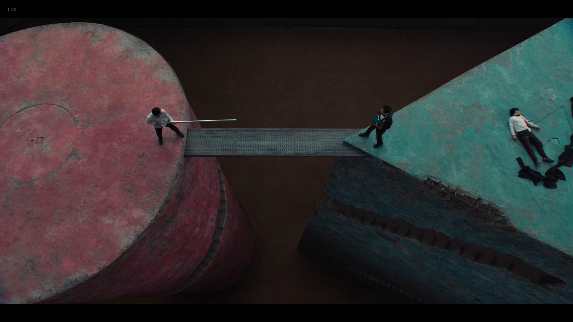 任時完(左)跟李政宰戲中在高柱上對峙。(圖/翻攝自Netflix)