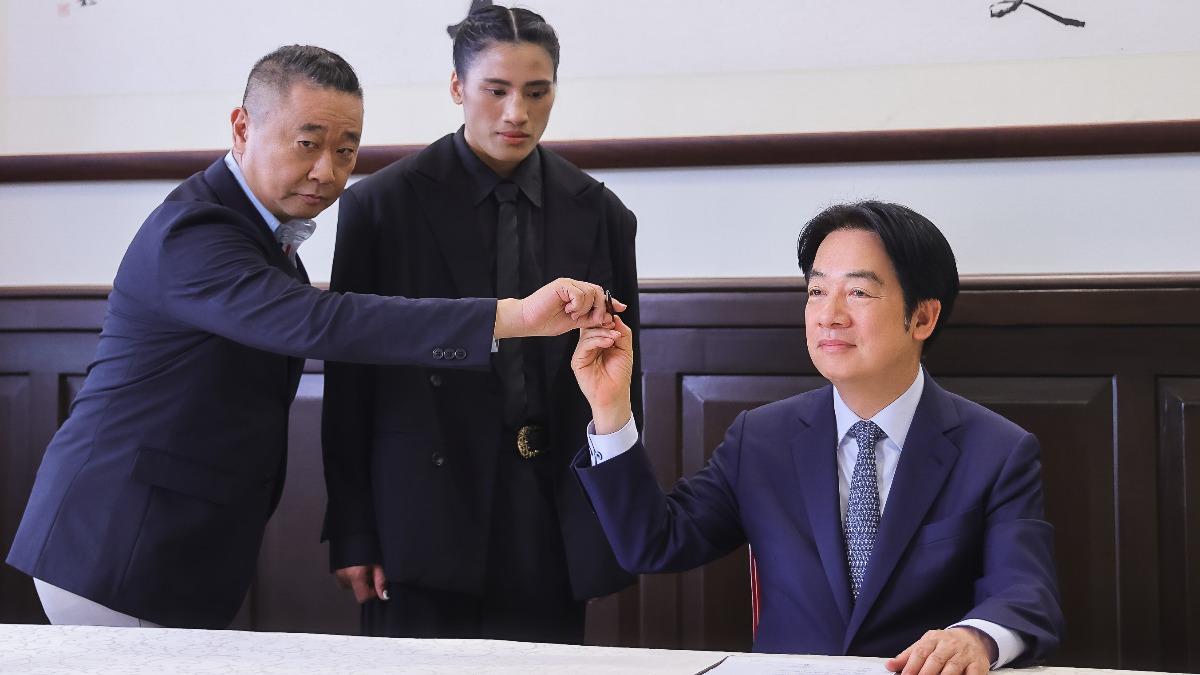 邰智源(左起)和拳擊女王陳念琴、總統賴清德同框拍攝廣告。(圖/文總提供)