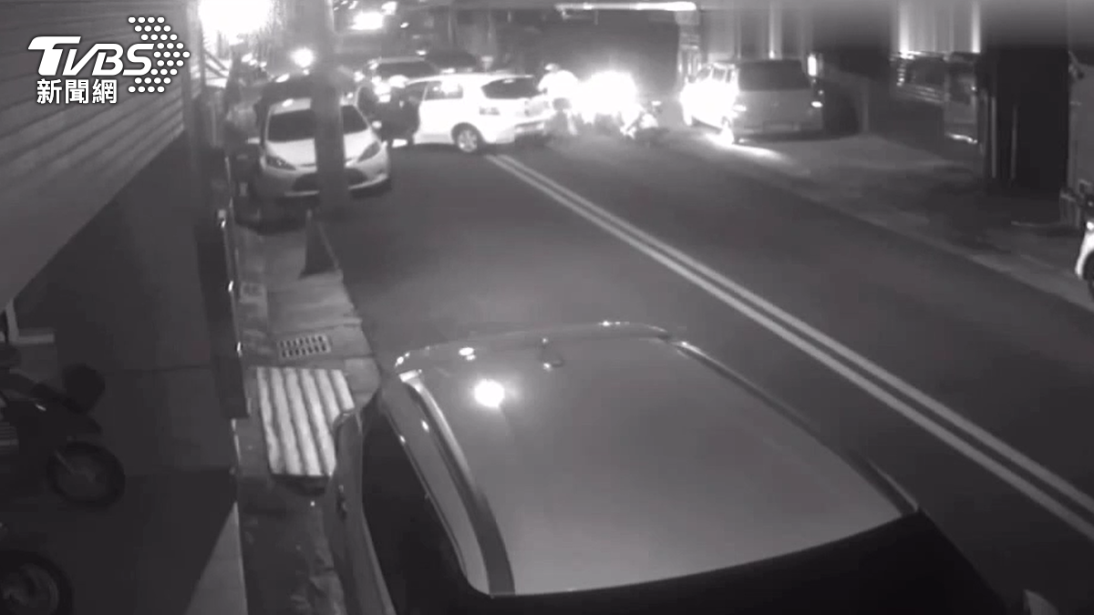 偷車竊賊被警方圍捕被逮。（圖／TVBS）