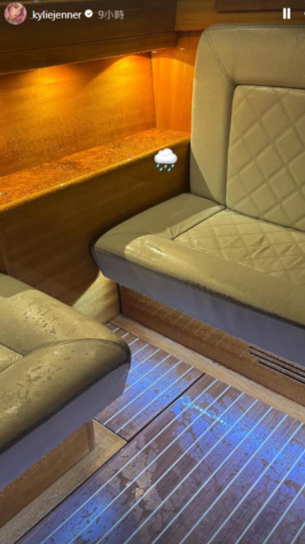 珍娜分享了水上計程車被浸溼的畫面。(圖/取自IG@kyliejenner)