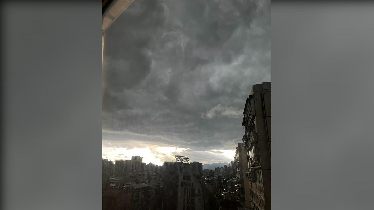 有網友PO出大台北雷雨前的天空。(圖/翻攝自信義區兩三事臉書社團)