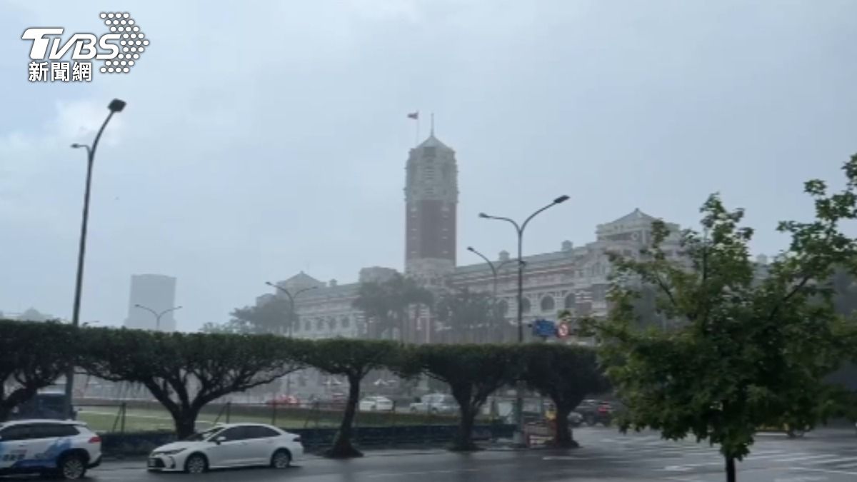 大雷雨炸雙北。(圖/TVBS)