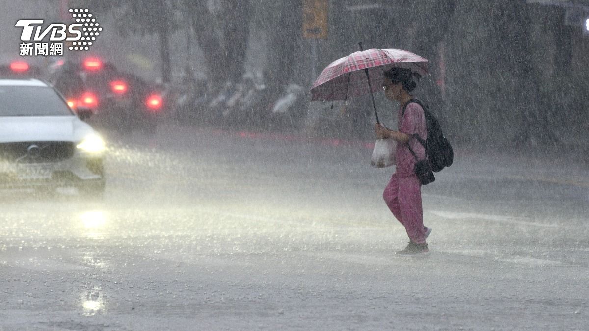 大雷雨炸雙北。(圖/胡瑞麒攝)