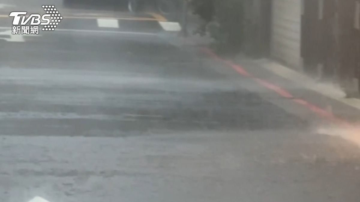大雷雨炸雙北。(圖/TVBS)