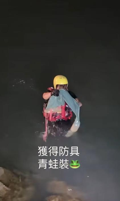 最後發現是無人穿著的青蛙裝,證實有驚無險。(圖/翻攝自鹿港消防分隊臉書)