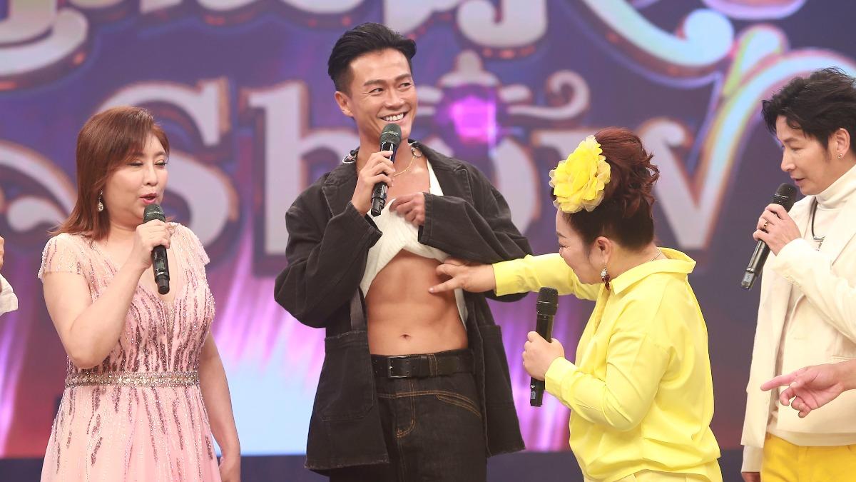 白冰冰忍不住摸林俊逸。（圖／民視提供）