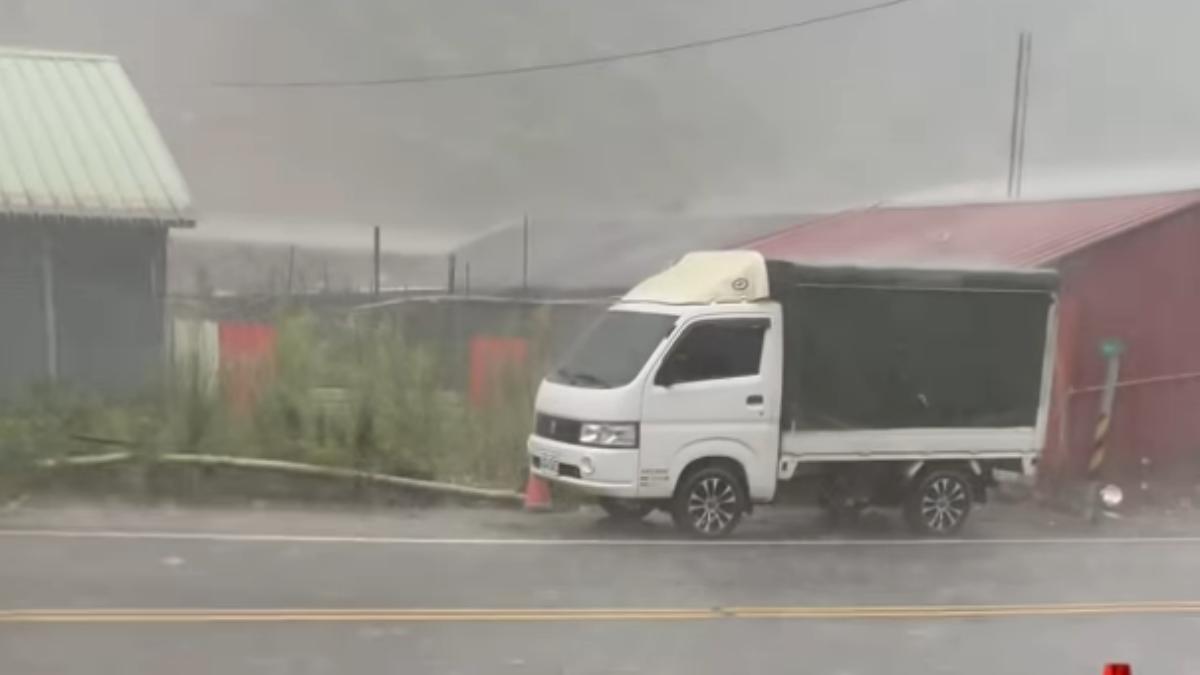 宜蘭縣大同鄉南山村今天下午下暴雨夾帶冰雹。(圖/翻攝自宜蘭知識+)