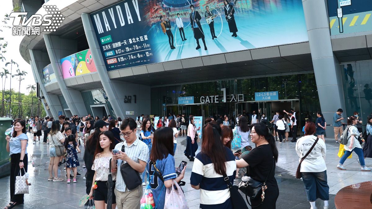 午後雷陣雨結束後,粉絲陸續現身大巨蛋。(圖/黃城碩攝)
