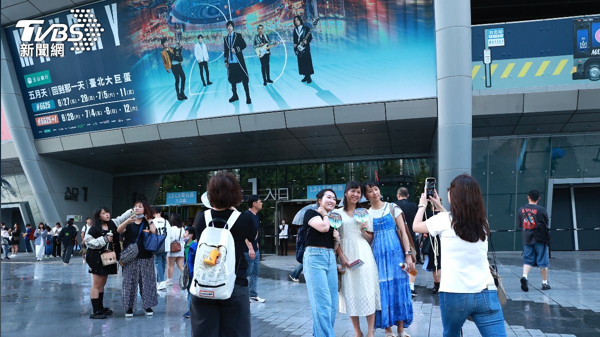 歌迷開心和大巨蛋拍照留念。(圖/黃城碩攝)