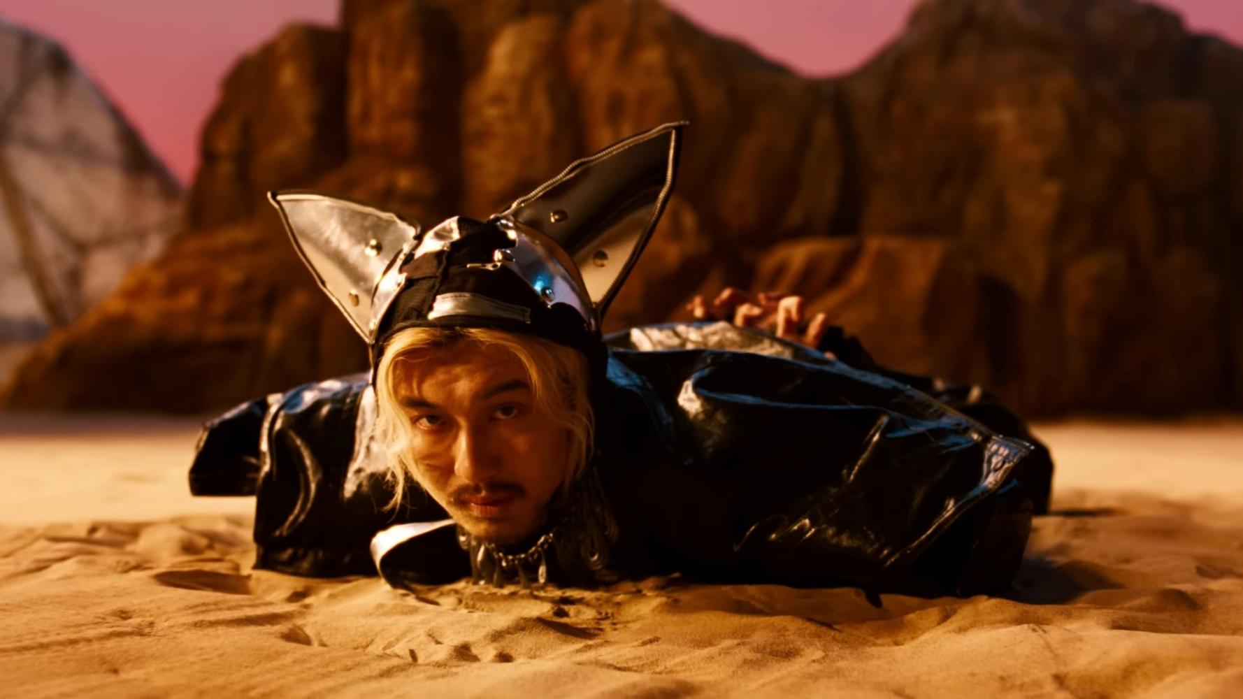 藤井風最新單曲〈HACHIKŌ〉發行,MV也扮成「八公」。(圖/翻攝自Fujii Kaze YouTube)