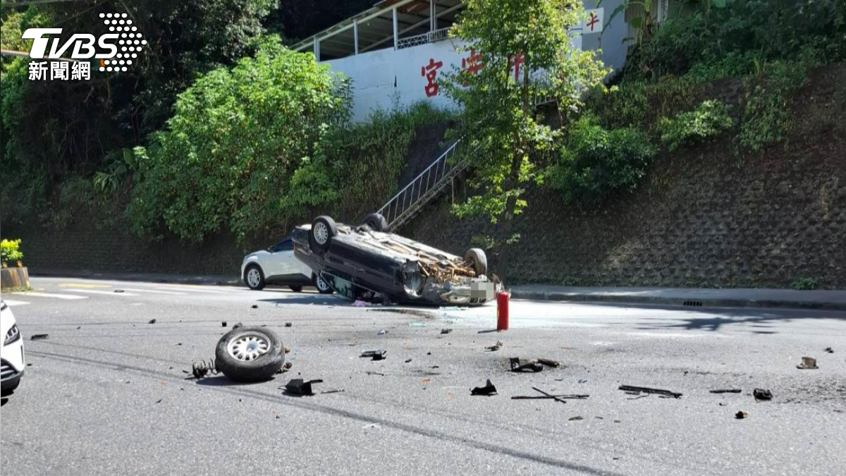 小客車車子翻過來,一顆車輪噴飛。(圖/TVBS)