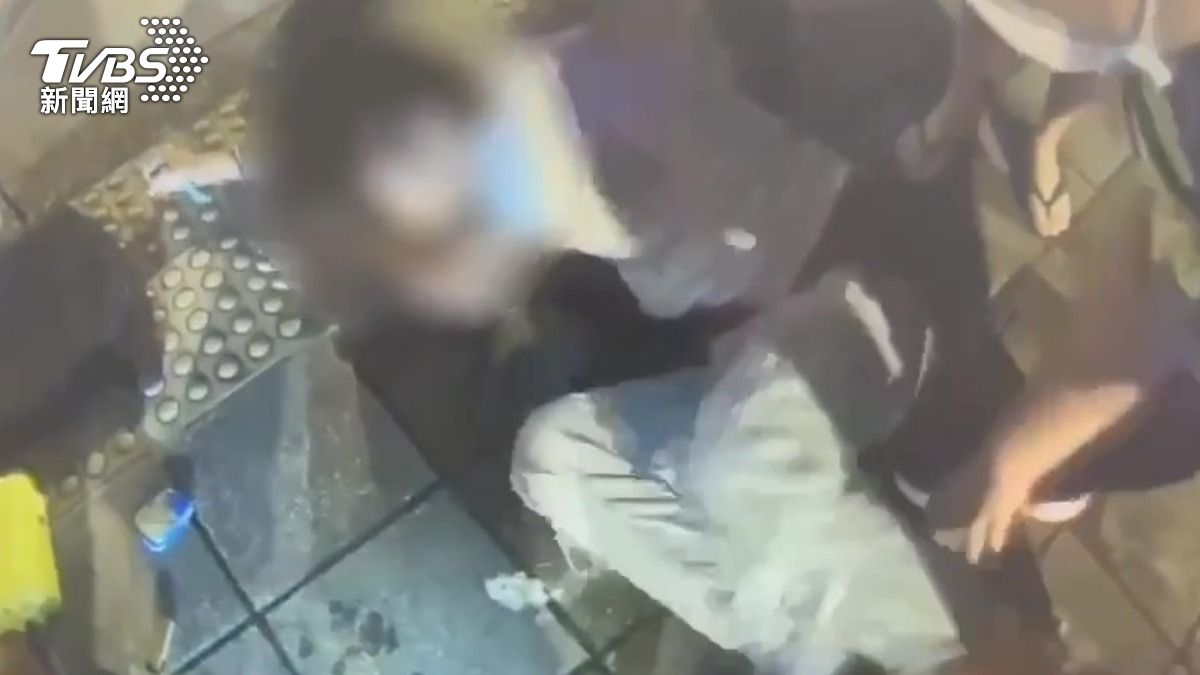 嫌犯拒捕遭噴辣椒水壓制逮捕。(圖/TVBS)