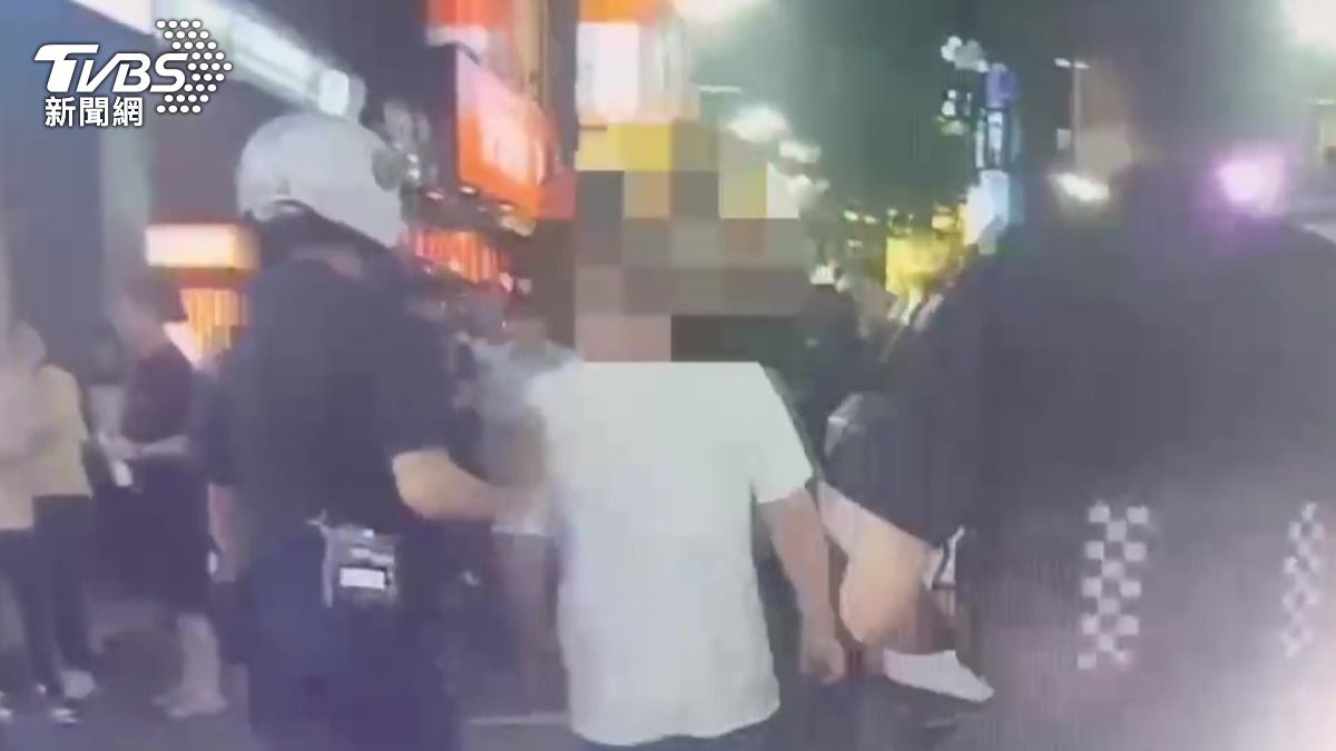 李翁被依社維法帶回偵辦。（圖／TVBS）