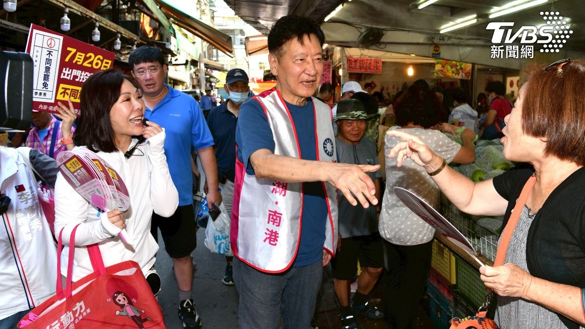 距離大罷免投票剩下不到一個月的時間,前中廣董事長趙少康今(28)日陪同國民黨台北市內湖、南港區立委李彥秀掃街。(圖/胡瑞麒攝)