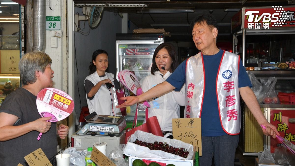 前中廣董事長趙少康今(28)日陪同國民黨台北市內湖、南港區立委李彥秀掃街。(圖/胡瑞麒攝)