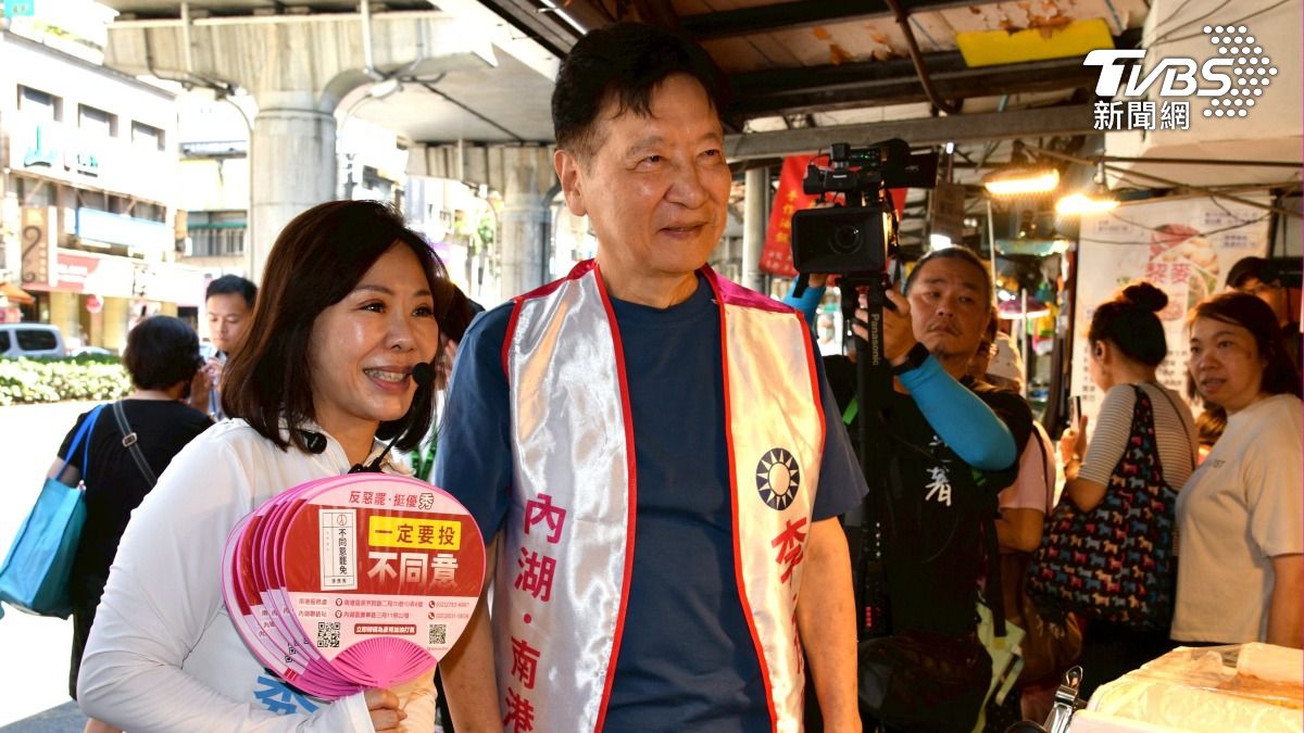 趙少康今日陪同國民黨台北市內湖、南港區立委李彥秀掃街反罷免。(圖/胡瑞麒攝)