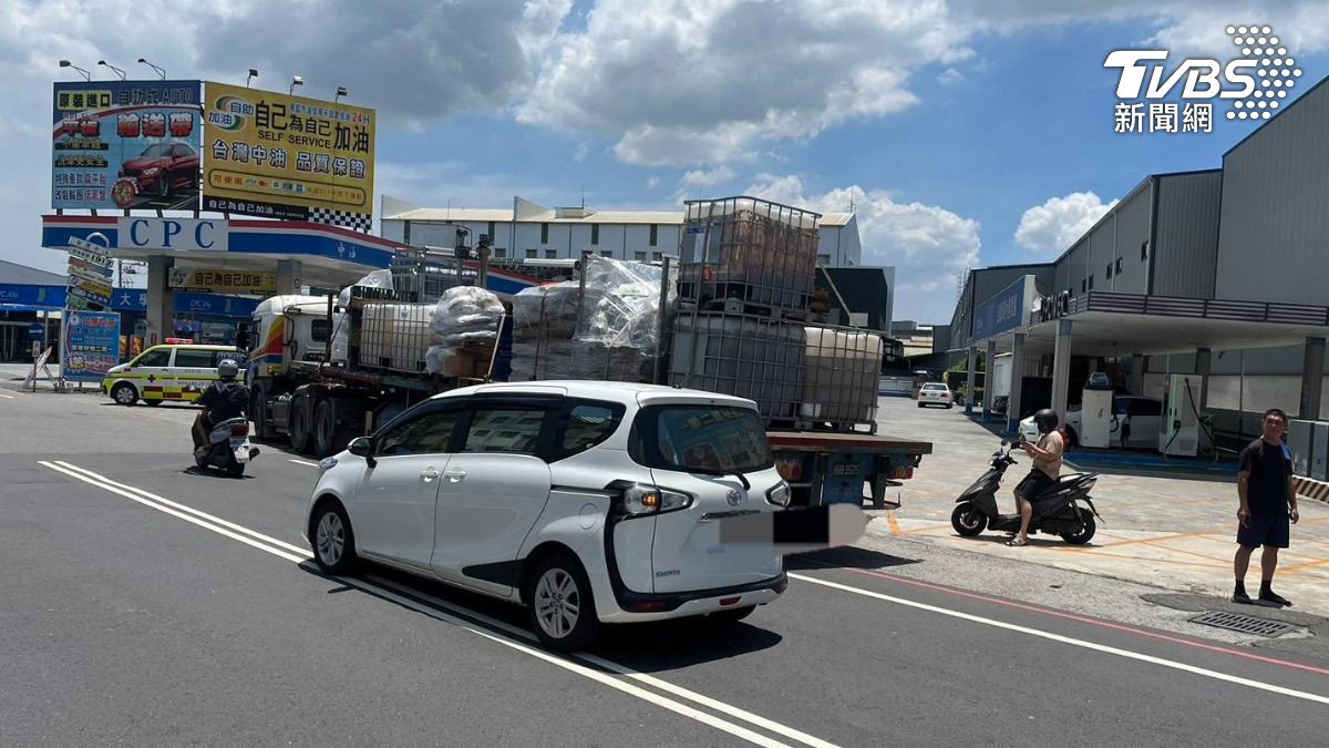 貨車載送液體磷酸不慎外洩潑濺到女騎士。(圖/TVBS)
