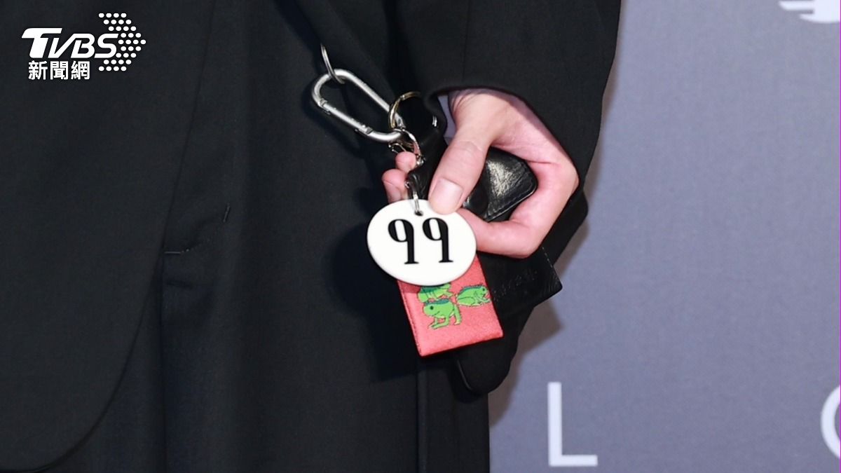 山姆身上掛兩樣幸運物。（圖／黃城碩攝）