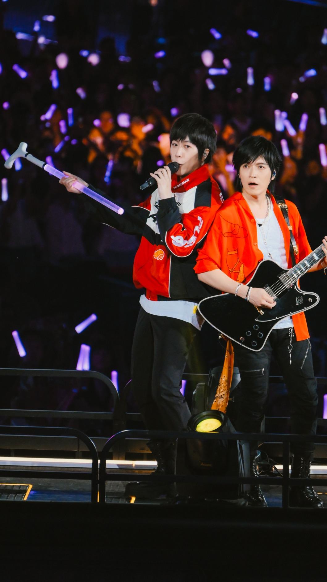 阿信拿出特製的「枴杖螢光棒」。（圖／相信音樂提供）