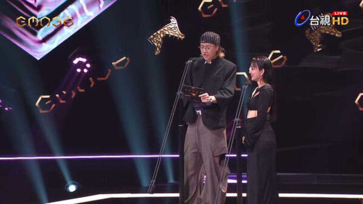 愛紗在頒獎環節時，頒獎搭檔陳星翰沒有和愛紗寒暄開場，而是直接宣布入圍名單。（圖／翻攝自金曲獎YT）