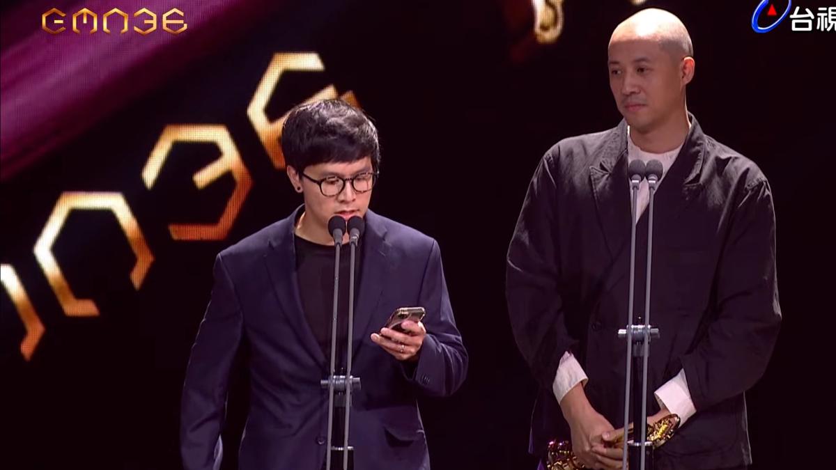 方大同拿下最佳作曲人獎，《夢想家The Dreamer》專輯的混音師Eric Lau（右）、數位編輯Jeff Li代表領獎。（圖／翻攝自金曲獎YT）