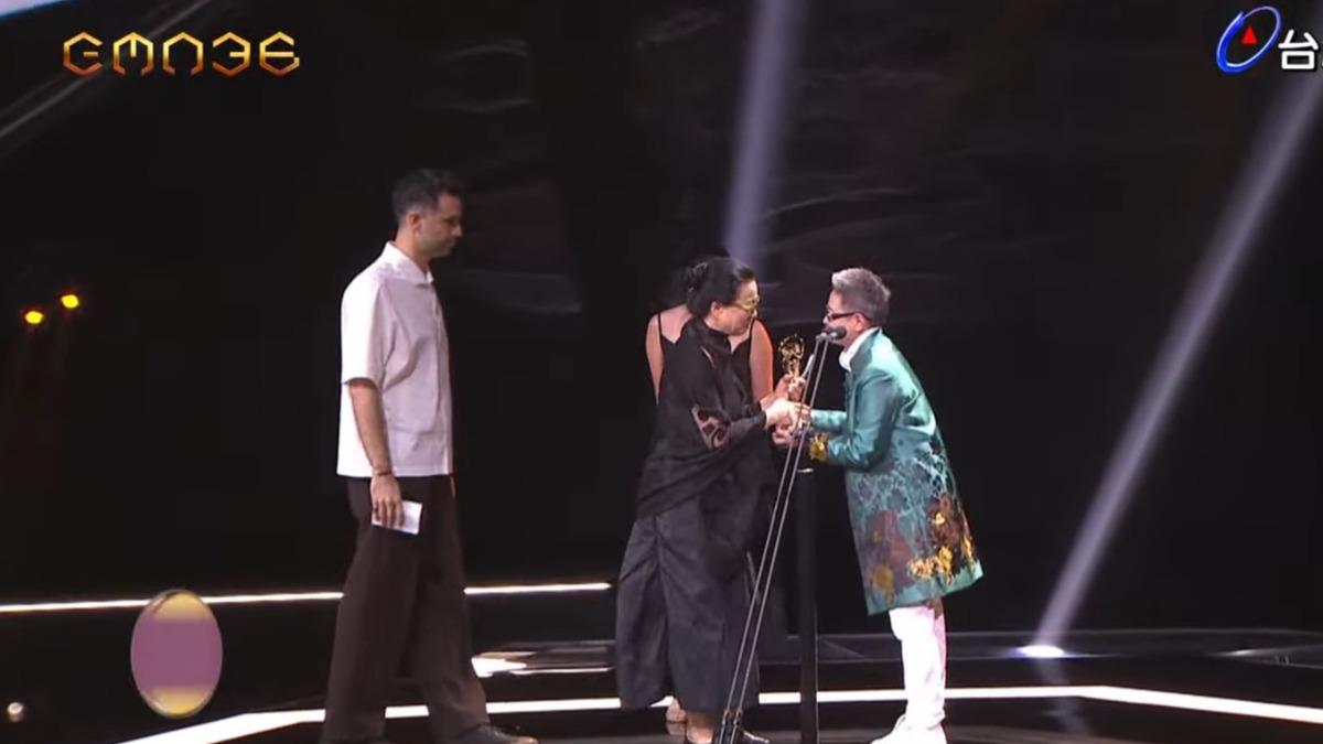 金曲獎主席丁曉雯頒發評審團獎，方大同親友代為領獎。（圖／翻攝台視）