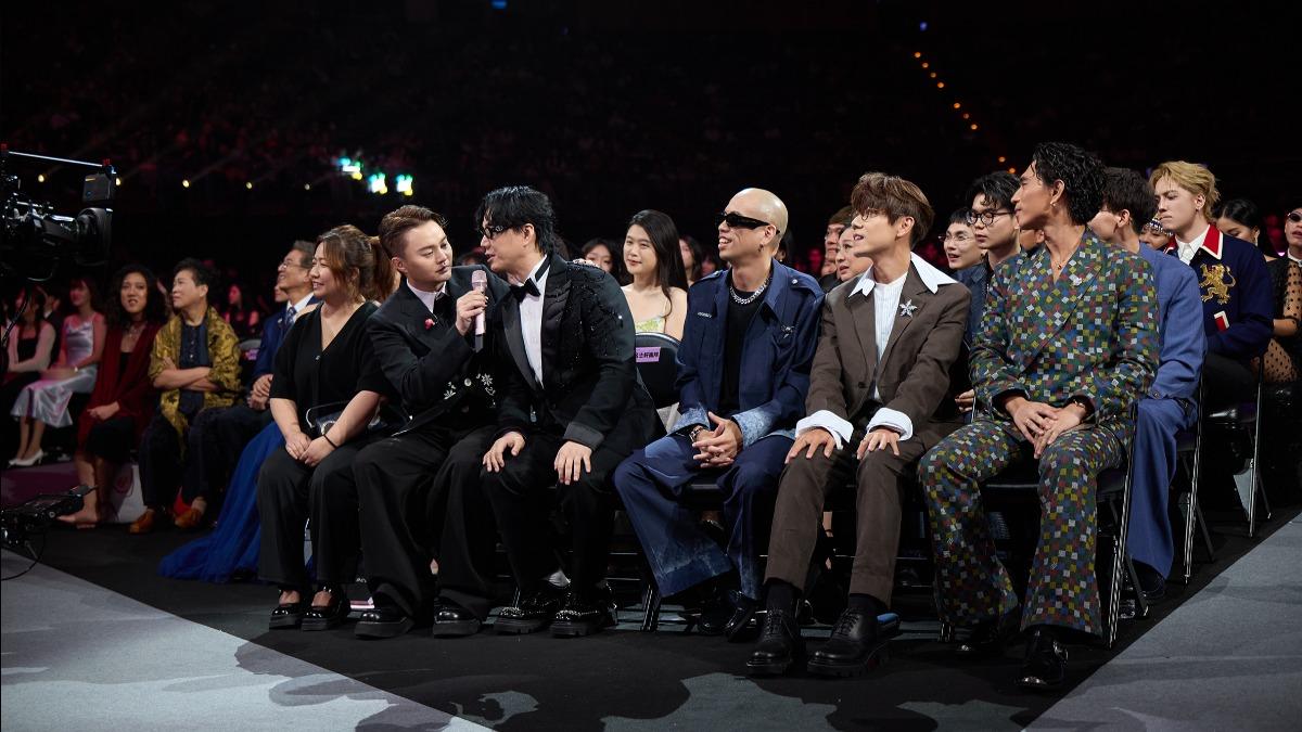 蕭煌奇（左二）再度爆地獄哏，笑翻眾人。（圖／台視提供）