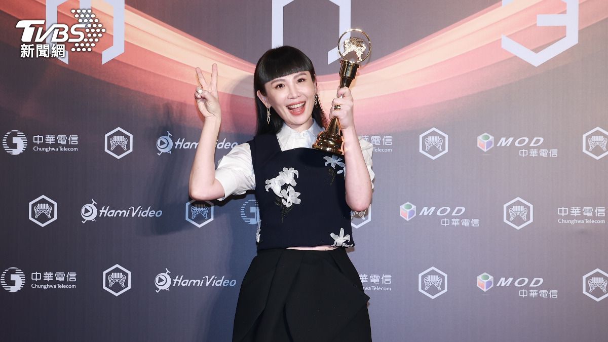 魏如萱抱回第二座金曲華語歌后獎座。（圖／娛樂組攝）