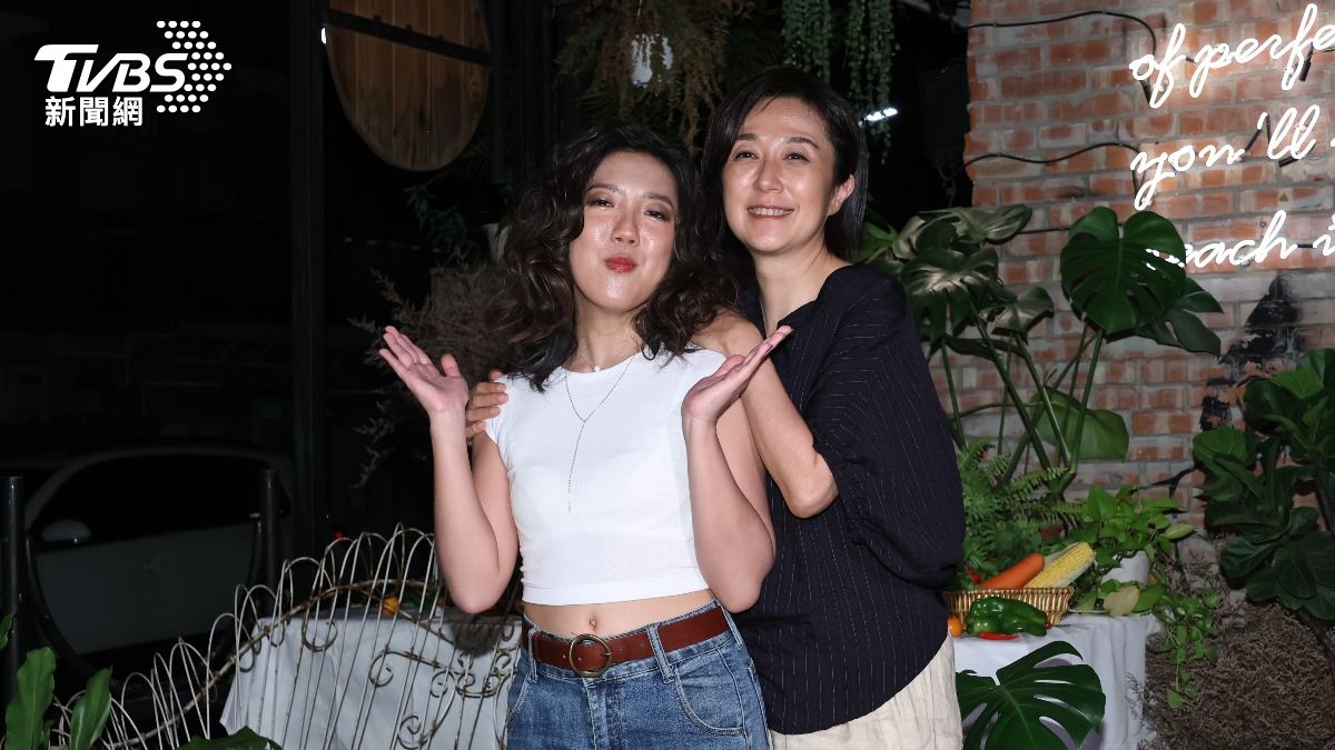 李竺芯和恩師黃韻玲合照。（圖／張哲鳴攝）