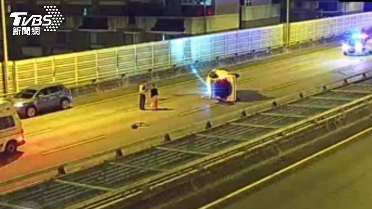 翻車驚魂！23歲女駕駛受困車內　自後車廂爬出僅頭暈