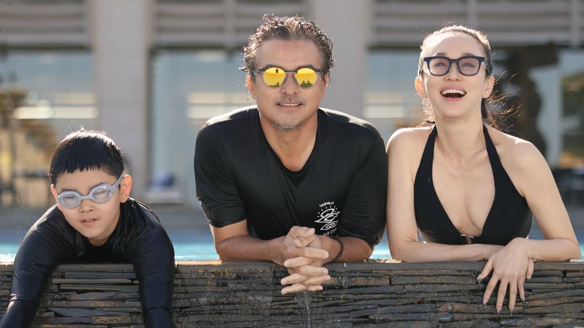 范文芳分享一家三口度假的溫馨畫面。(圖／取自范文芳臉書)