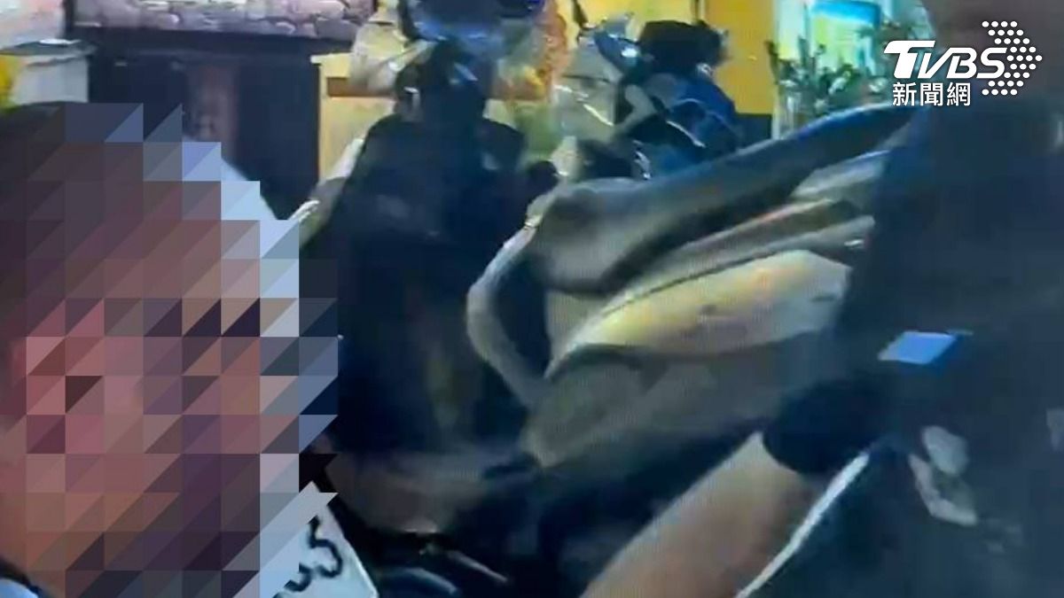 蔡男因涉嫌毒品案件未到案而遭通緝，昨日被員警發現後解送歸案。（圖／TVBS）