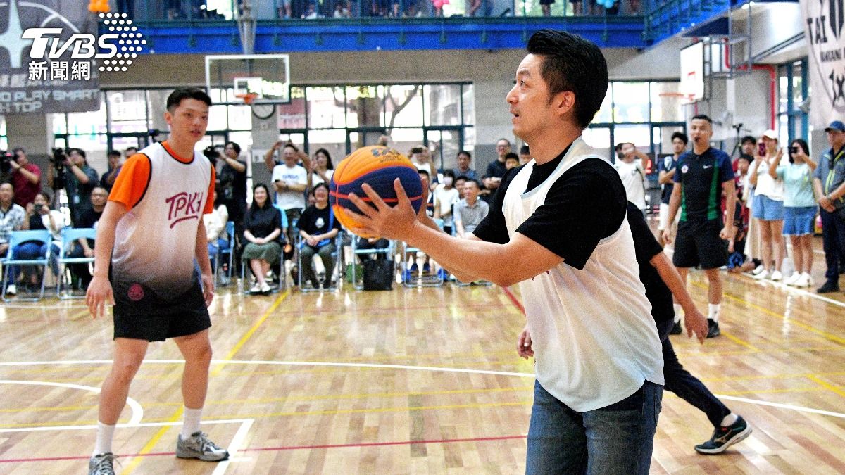 台北市長蔣萬安參加第一屆港湖盃3對3籃球賽開幕儀式，下場小試身手連投4中。(圖／胡瑞麒攝)
