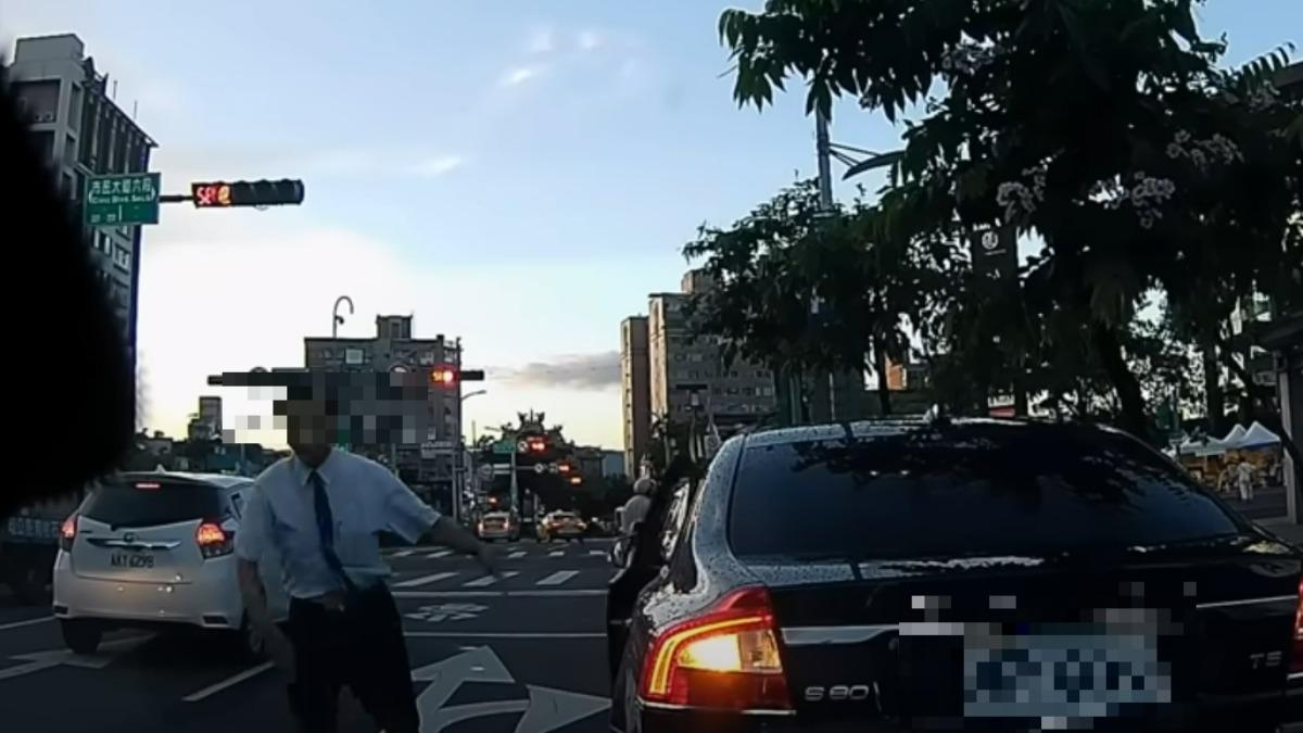 疑為「慈濟師兄」的駕駛下車理論。（圖／YouTube WoWtchout - 地圖型行車影像分享平台）