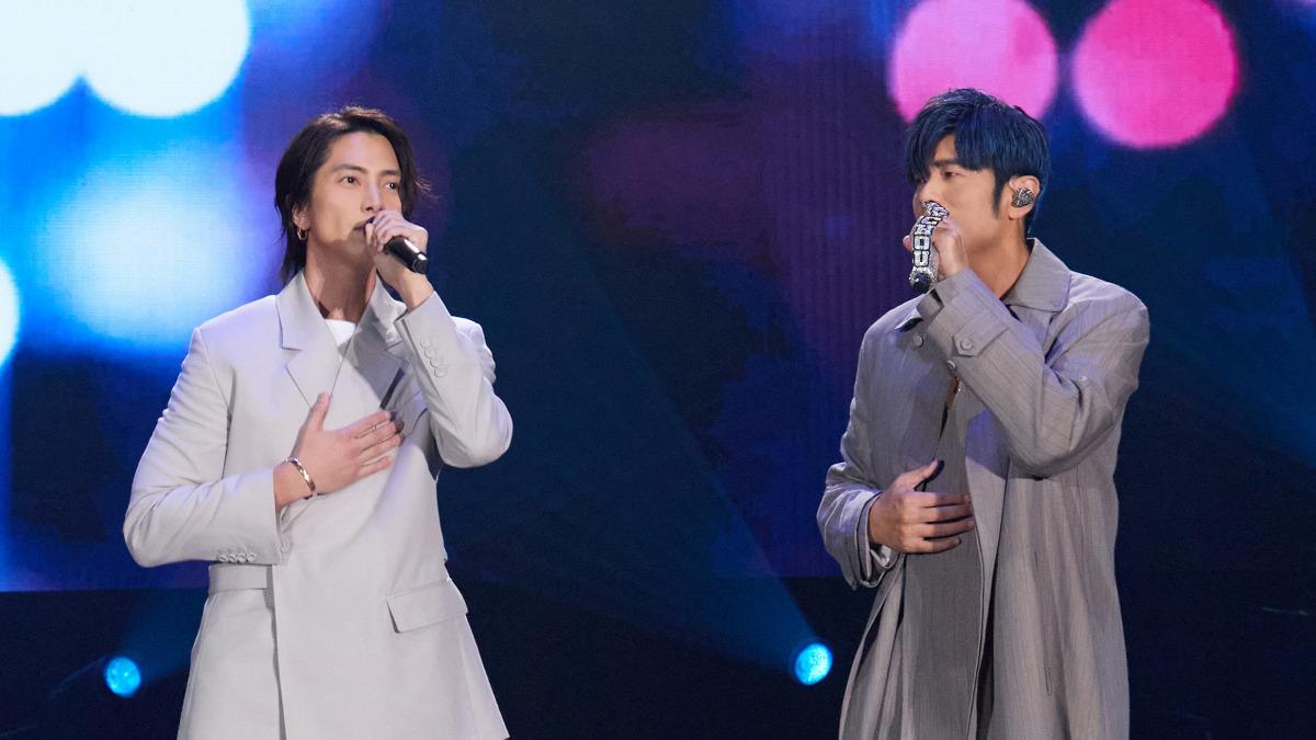 周杰倫和山下智久合唱〈等你下課〉。（圖／杰威爾提供）