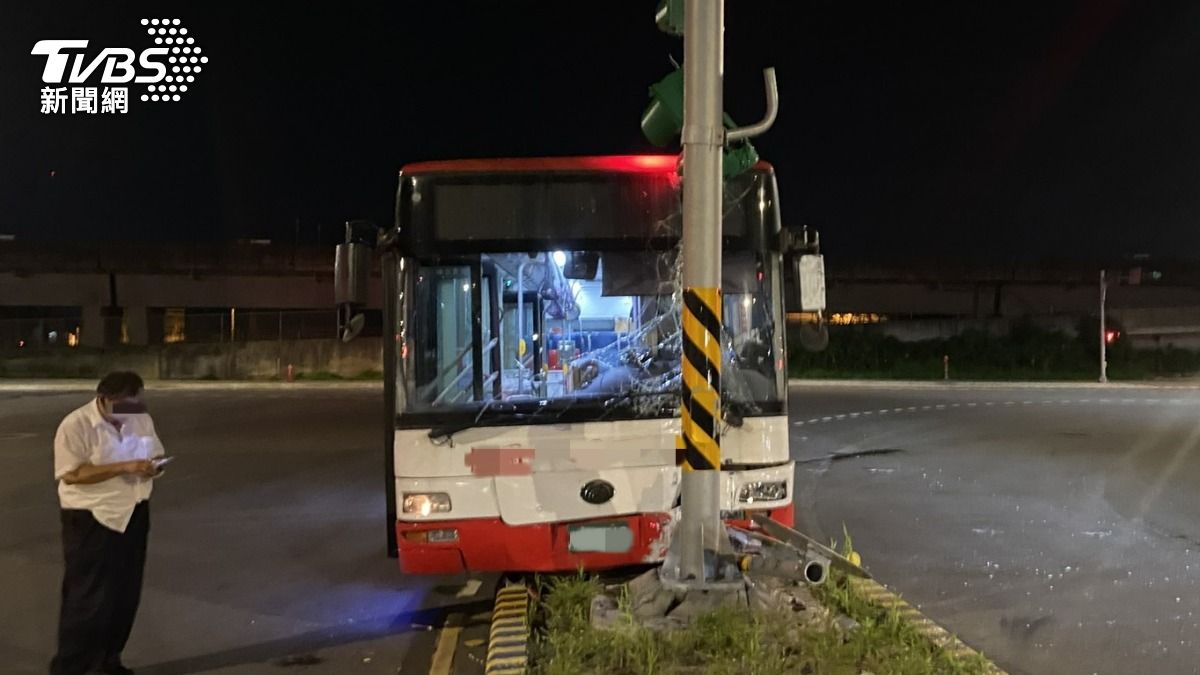 公車自撞安全島，造成號誌、車輛毀損。（圖／TVBS）
