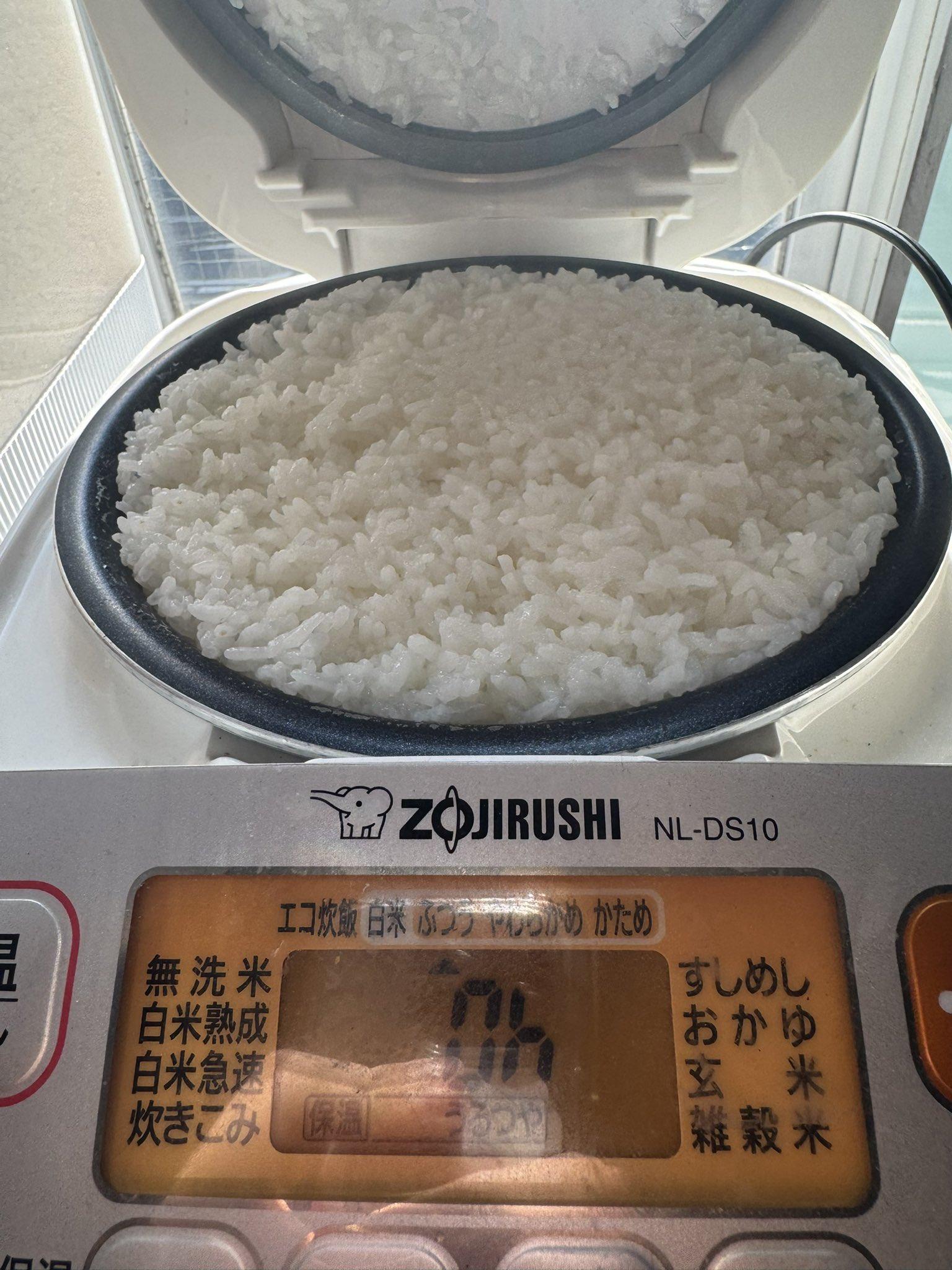 煮熟的米飯從電子鍋內鍋溢出。（組圖／翻攝自X @saba3sub）